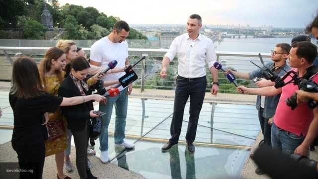 А мост Кличко ломается и дальше. Солнце жарит, ремонт в разгаре