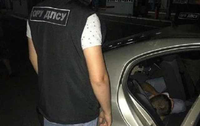 Украинец пытался выехать в Польшу в багажнике авто