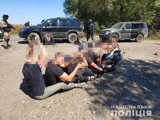 На Харьковщине полицейские задержали 15 человек за попытку захвата предприятия