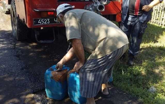 Жителям Луганщины начали подвозить воду
