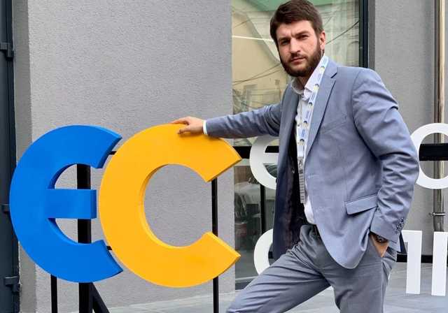 К активисту Порошенко пришли с обысками из-за видео, где КамАЗ сбивает Зеленского