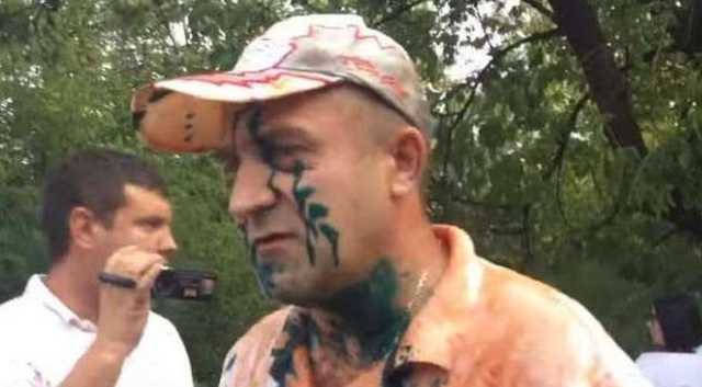 К дому убийцы 30 украинцев в Мариуполе, боевику «ДНР» Кирсанову, принесли гроб