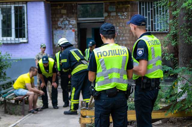 В Киеве в пожаре погибла женщина: один из пострадавших выпрыгнул из окна