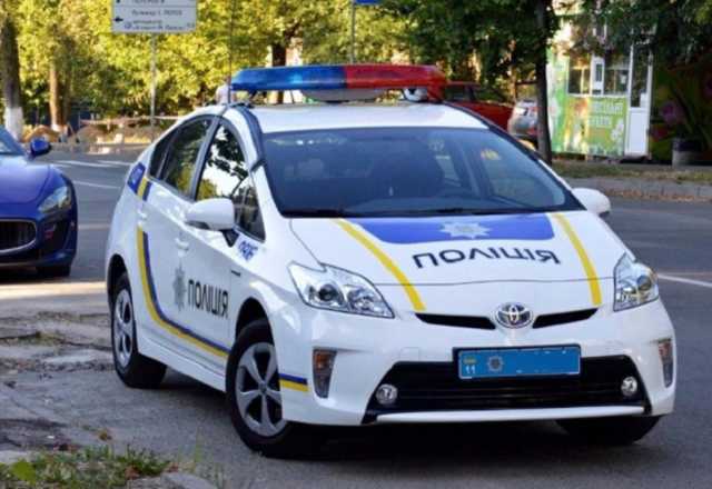 В Днепре водитель «JAGUAR» протянул полицейского на двери своего авто и скрылся