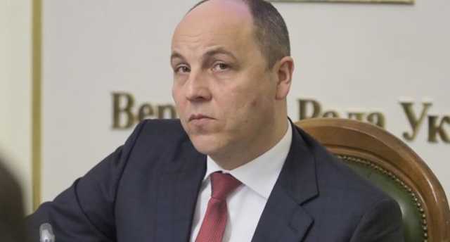 «Хожу на работу пешком и живу в отеле»: Парубий набросился на Зеленского