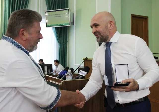 Херсонский горсовет сделал «почетным гражданином» врача, который спас Мангера от СИЗО