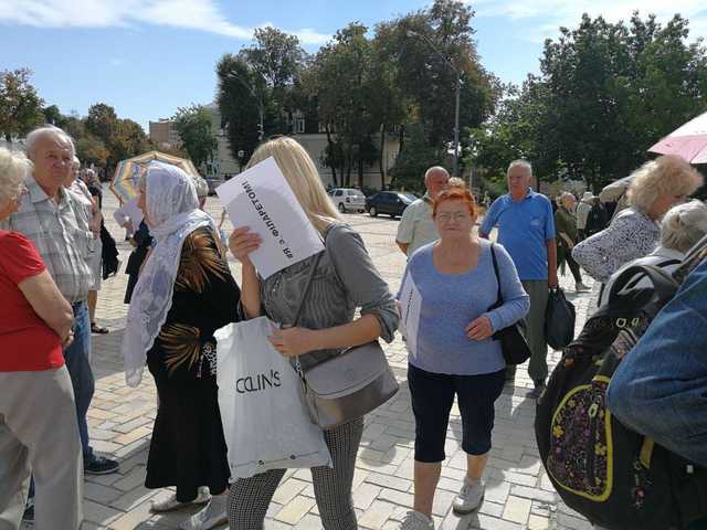 На мітинг на підтримку Філарета зібрали бомжів
