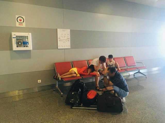 В Борисполе задержали иранцев, смывших свои паспорта в унитаз