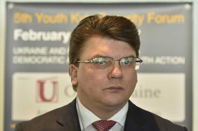 Жданов вывесил флаги Украины на каждом окне Министерства молодежи и спорта