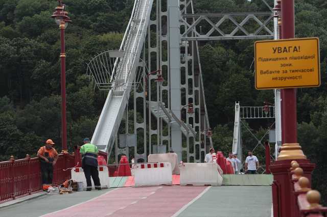 В Киеве "залатали" железобетонными плитами проблемный Пешеходный мост