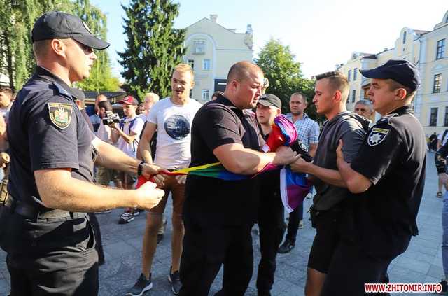 У Житомирі пройшла акція на підтримку ЛГБТ «Всі Люди Рівні»