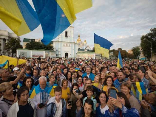 Порошенко с флагом Украины провел патриотичный флешмоб в центре Киева