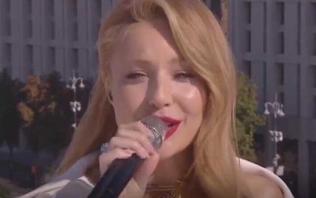 Тина Кароль исполнила гимн на крыше в центре Киева