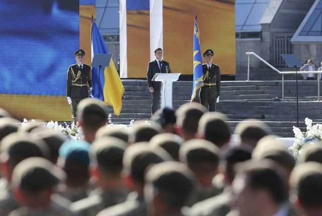 "Танец пингвинов", пейджер и "мальвины": полный текст неоднозначного поздравления Зеленского на Майдане