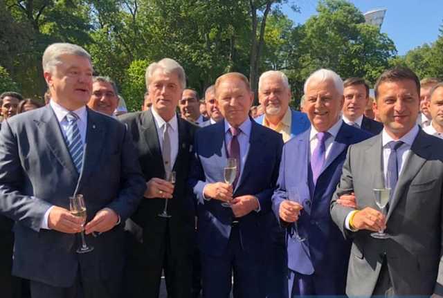 Порошенко все-таки выпил шампанское с Зеленским, появился исторический кадр