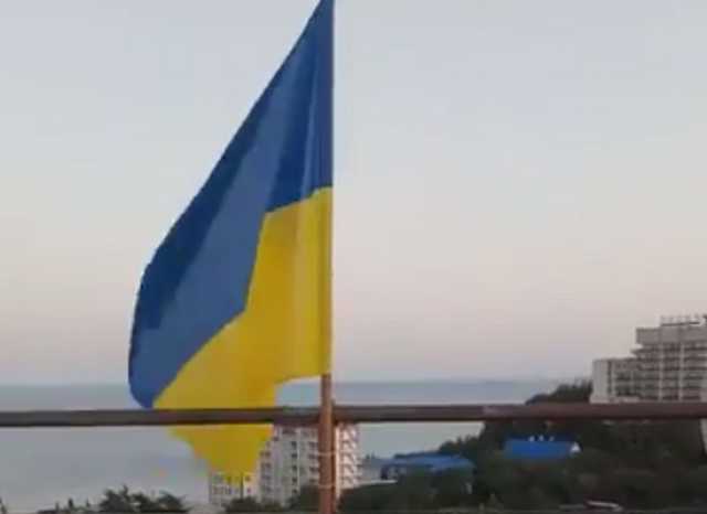 В Алуште вывесили флаг Украины