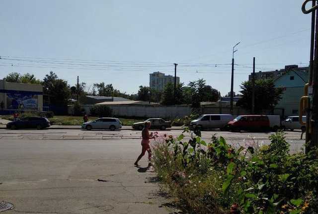 В Киеве засекли голую бабушку, гуляющую по улицам