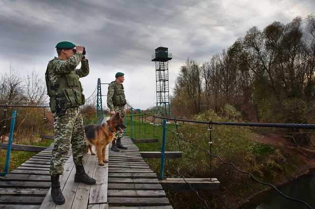 На границе Украины с Румынией контрабандисты бросили более 4,5 тыс. пачек сигарет