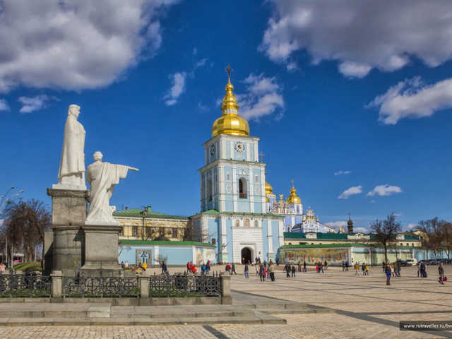 Михайловскую площадь заволокло дымом: в центре Киева возле МИД произошел пожар