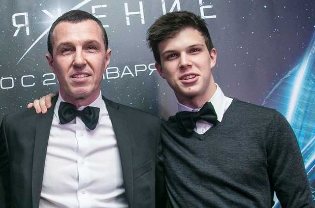 В России сын известного актера высморкался в деньги на камеру