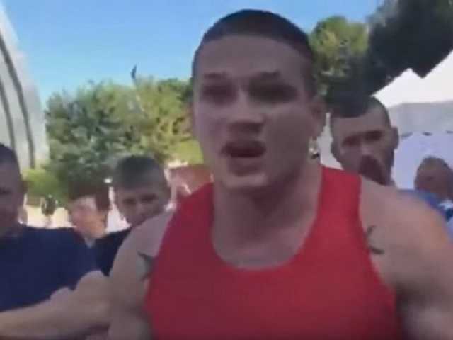 Сеть возмутил сторонник "русского мира", напавший на активистов в центре Киева