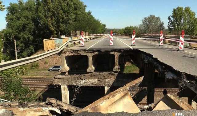 У Харкові водії продовжують їздити по обваленому мосту