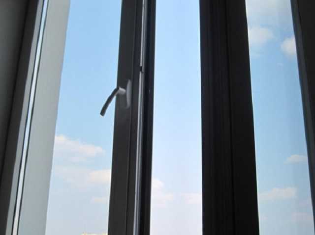 Во Львове девушка-подросток упала с балкона