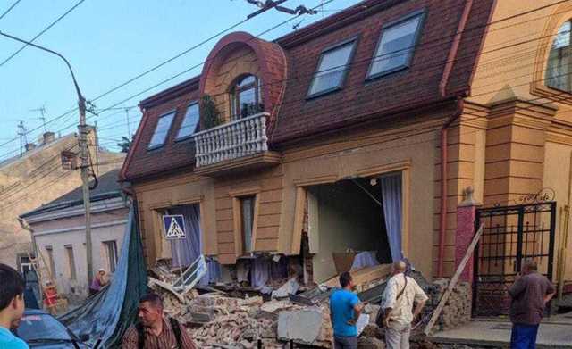 В центре Черновцов рухнула стена жилого дома