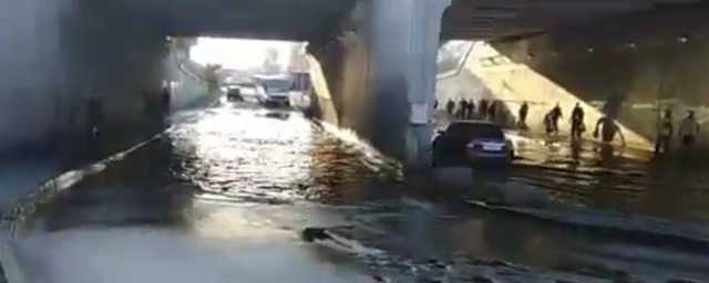 На Выдубичах под мостом уже полгода жуткий потоп