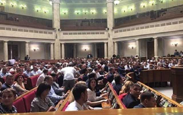 Нардепы решили работать круглосуточно? Заседание Рады может существенно продлиться