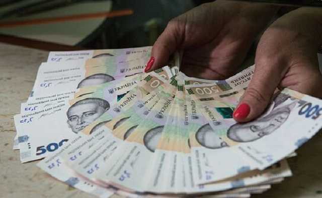 Средняя зарплата в Украине рекордно выросла: кому и где больше платят