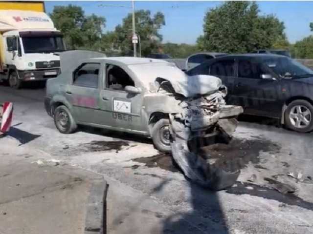 В Киеве такси на большой скорости влетело в троллейбус и загорелось