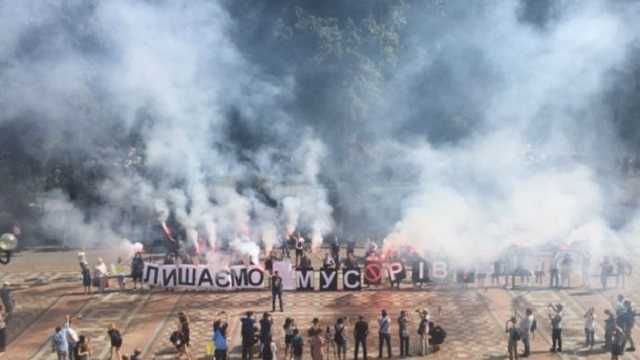 Под Радой протестовали против министра Авакова