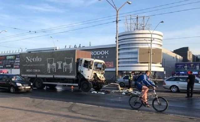Кабину полностью смяло: в Киеве произошло жуткое ДТП с грузовиками