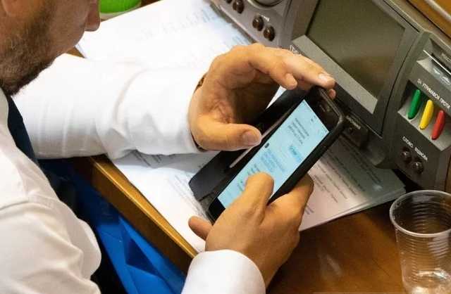 «Слуга народа» Кузнецов на первом заседании Рады обсуждал депутатов-подкаблучников