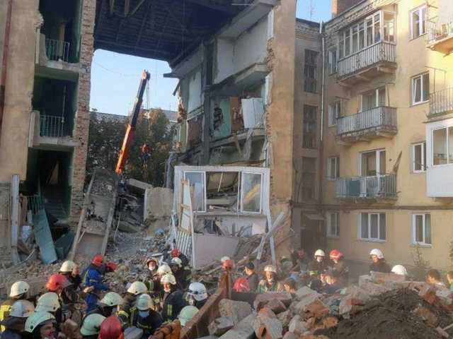 Трагедия в Дрогобыче: люди прощаются с погибшими, хоронят целую семью