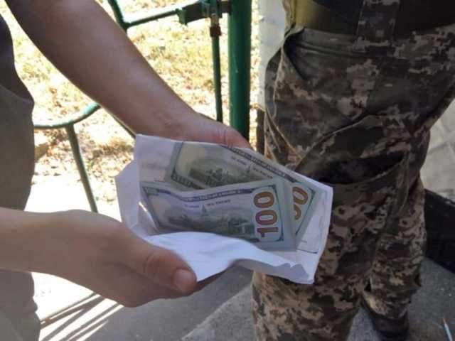 В Житомирской области задержали военного комиссара за взятку в 1000 долларов