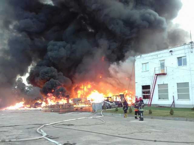 Во Львовской обл. произошел масштабный пожар на складах, есть пострадавшие