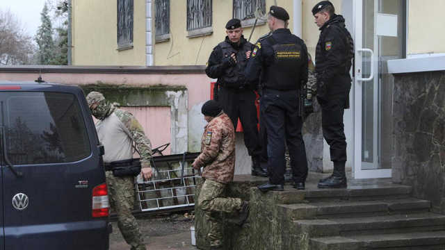 Родичі українських військовополонених моряків повертаються додому