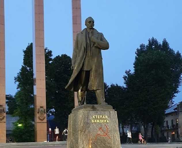 Во Львове поймали фаната СССР, испортившего памятник Бандере