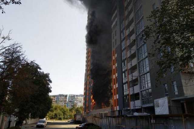 В Киеве в новострое вспыхнул масштабный пожар