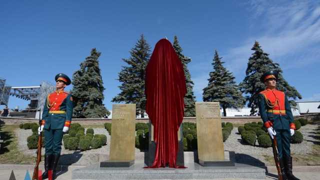 В оккупированном Донецке открыли памятник убитому главарю боевиков