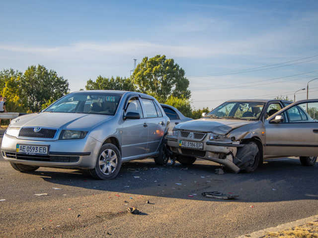 На съезде с моста в Днепре столкнулись три авто