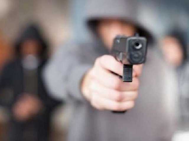 В Мукачево наглые грабители обстреляли парня средь бела дня