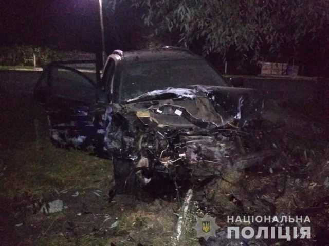 На Ровенщине легковушка влетела в дерево, пострадали девочки-подростки
