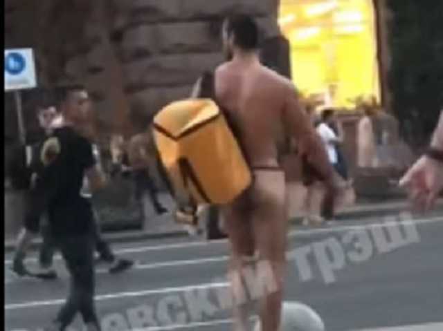 На Крещатике заметили почти голого курьера по доставке еды