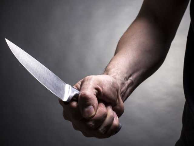 В Киеве рецидивист ударил мужчину ножом за просьбу вести себя потише