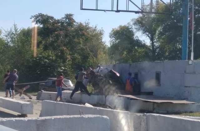 В оккупированном Луганске автомобиль на скорости протаранил блокпост боевиков «ЛНР»: есть погибшие