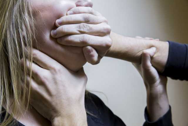 Начал в лифте и погнался по подъезду: В Днепре неизвестный пытался задушить студентку