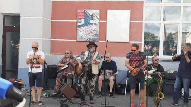 Неожиданно: Гребенщиков бесплатно выступил на улицах Житомира и Винницы